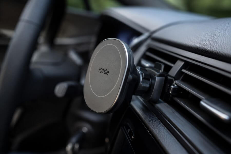 Read more about the article 8 Best Selling iOttie Magnetic Phone Mounts for Secure Driving This Year