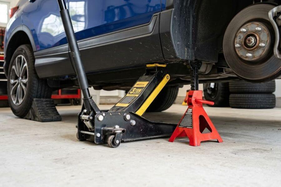 Read more about the article How to Safely Use Jack Stands and a Floor Jack to Lift Your Vehicle